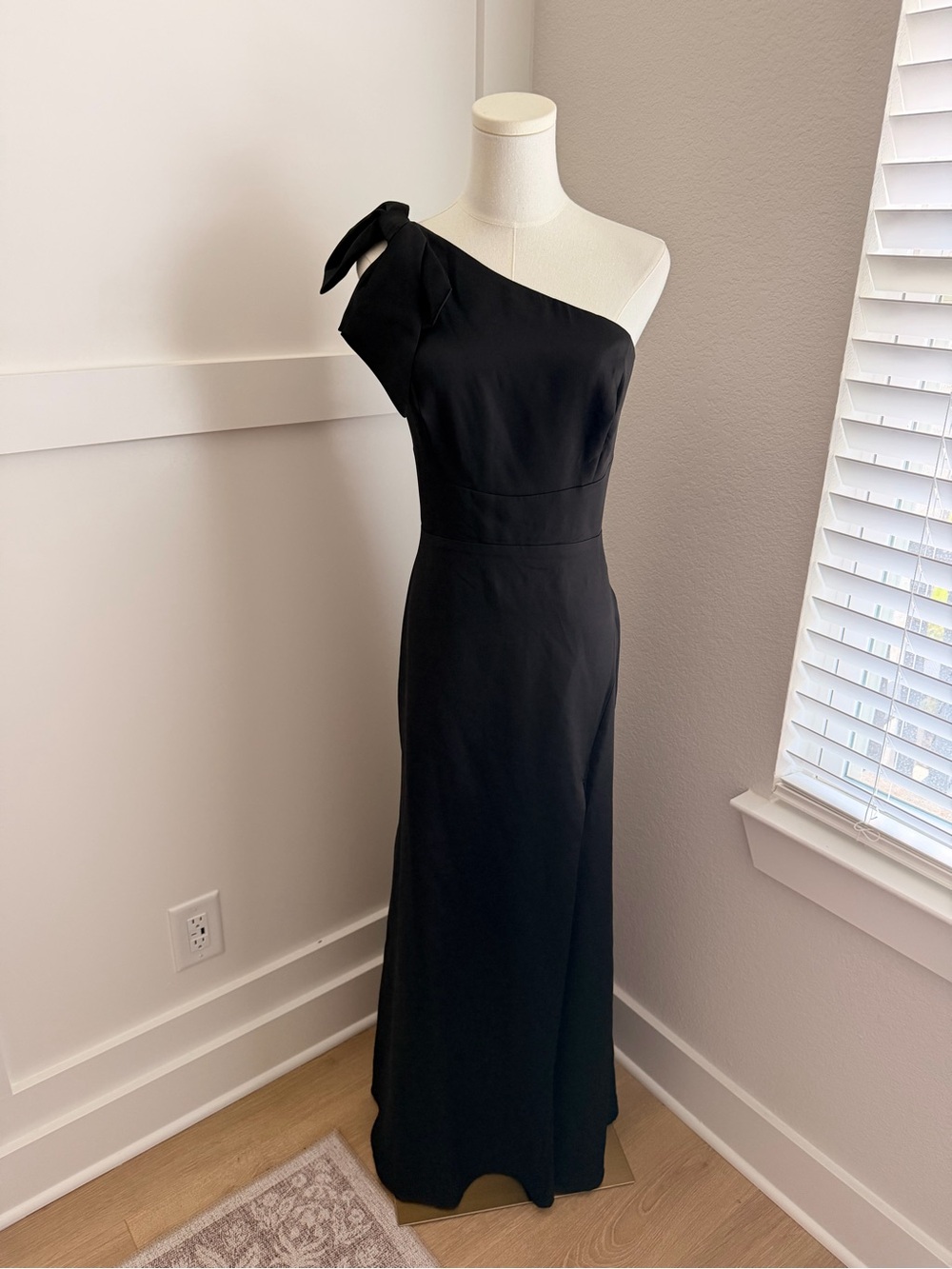 Ieena for Mac Duggal Black One-Shoulder Bow Maxi Dress – Size 10